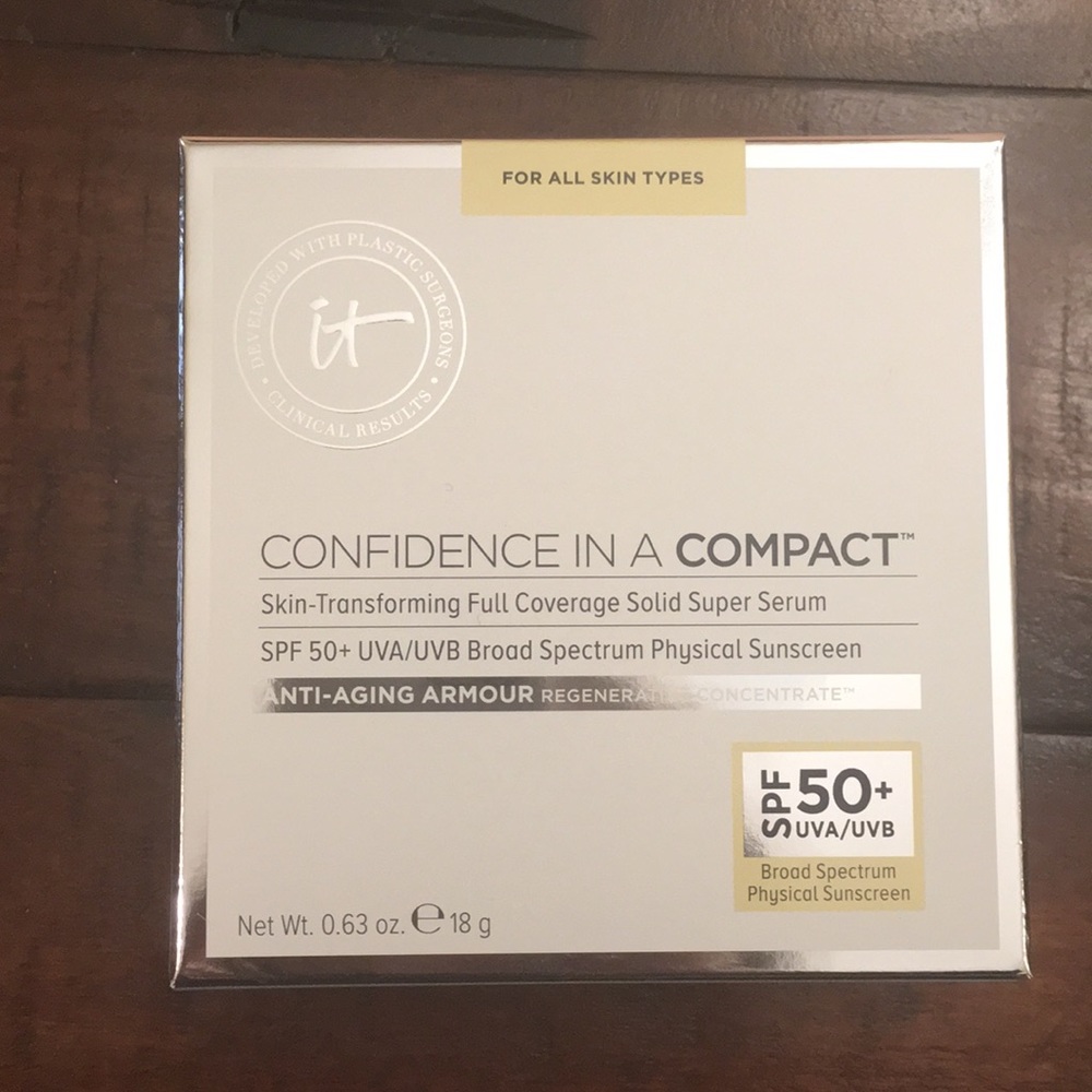 NWT it Costmetics Confidence In A Compact